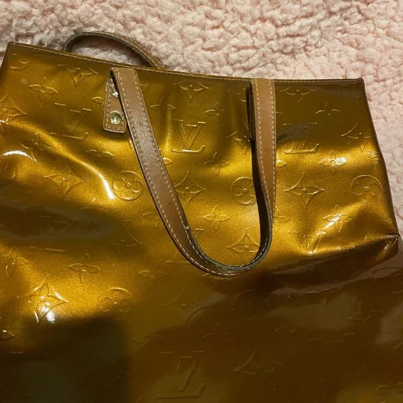 LOUIS VUITTON TOTE.. BRONZE VERNIS DESIGN. GREAT BAG Stored in a dust bag. - Picture 9 of 11